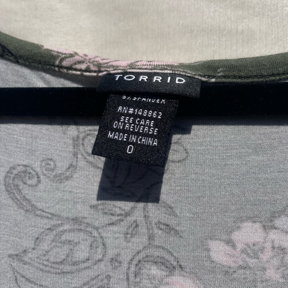 Lot 3 Torrid Plus Size Blouses | Size 0 | Lace, Floral, Paisley | Free Shippip - Picture 10 of 11